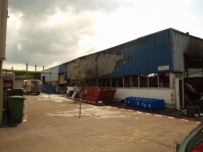 Feuer Halle Siegburg Gewerbegebiet Zange P250.JPG